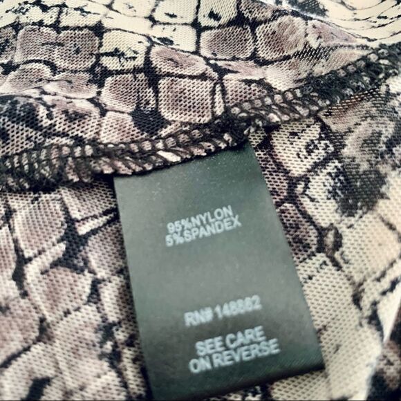 Torrid Snakeskin Print Mesh Surplice Babydoll Top Size 00 - Picture 9 of 10